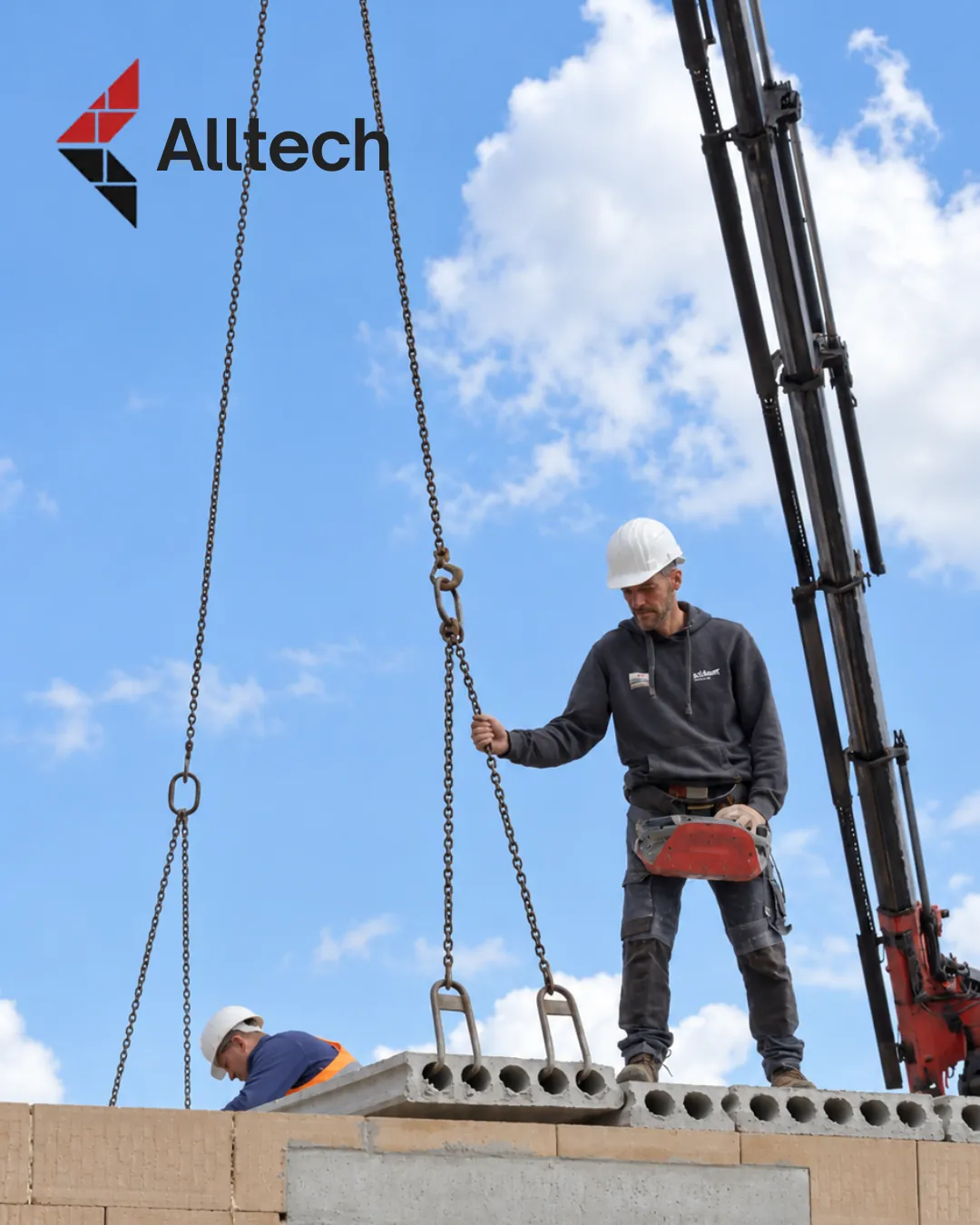 Publication Alltech : un ouvrier guide la grue qui dépose des hourdis sur un mur