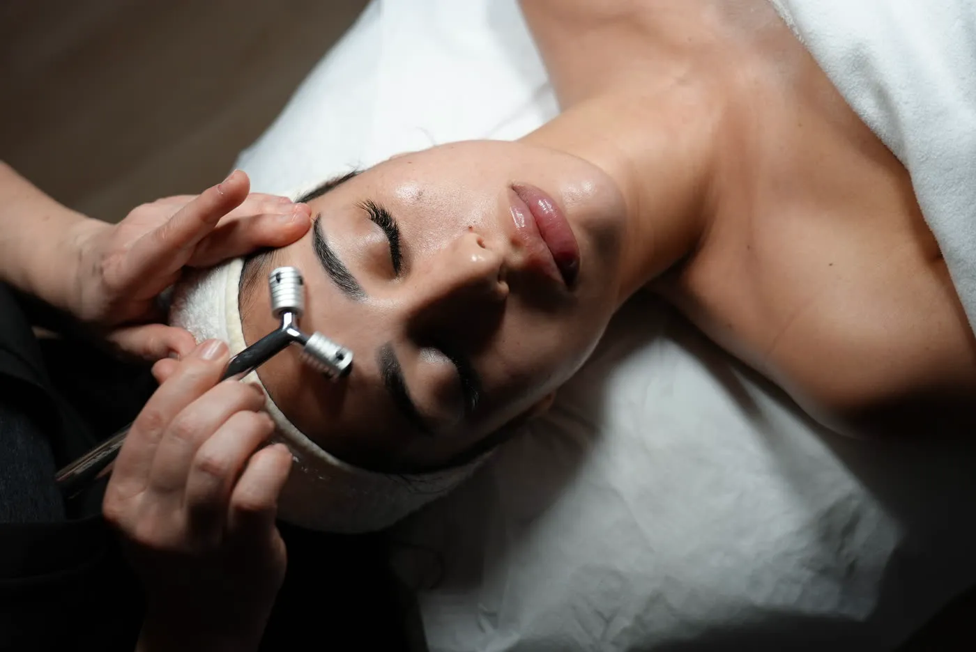Photo réseaux sociaux : soin de la barbe à la serviette chaude chez le barbier