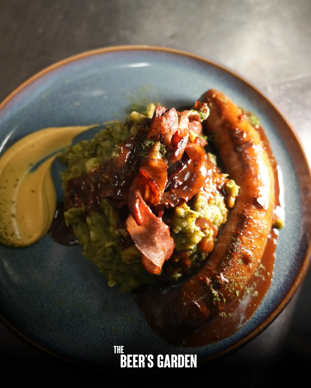 The Beer’s Garden : assiette vue de dessus, saucisse et guacamole