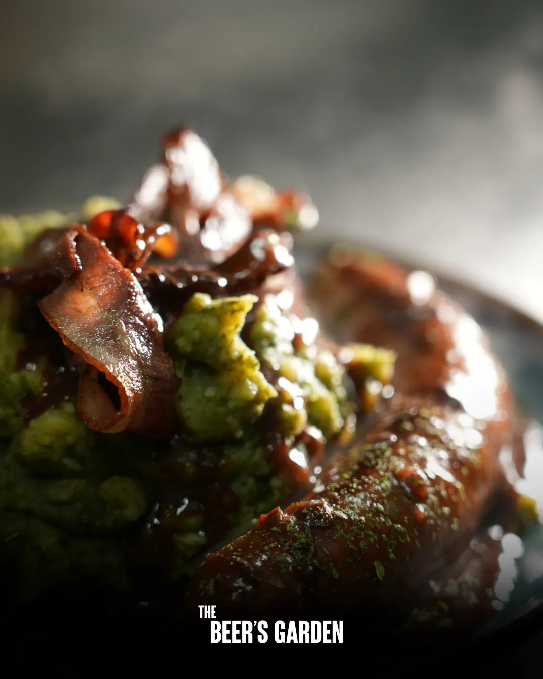 The Beer’s Garden : gros plan sur une saucisse au lard et guacamole