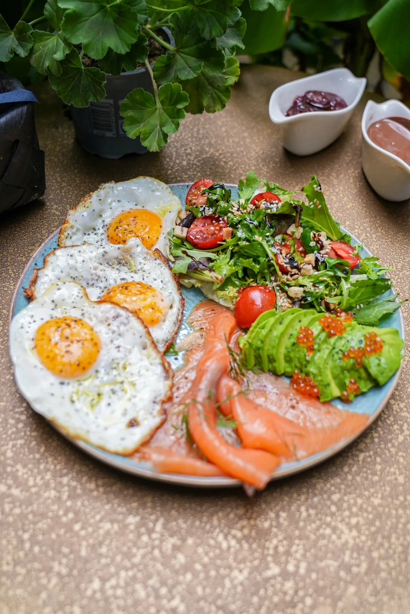 Photo réseaux sociaux : assiette de brunch, œufs au plat, saumon fumé, avocat et salade