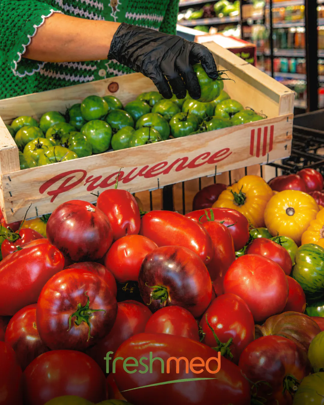 Freshmed : un employé range une caisse de poivrons au rayon fruits et légumes