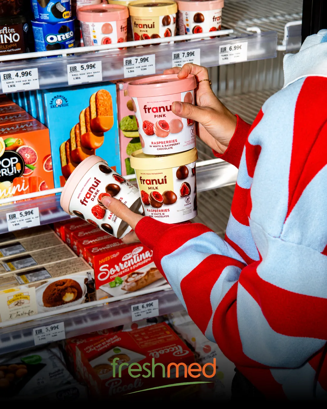 Freshmed : une cliente attrape un dessert glacé dans le rayon frais