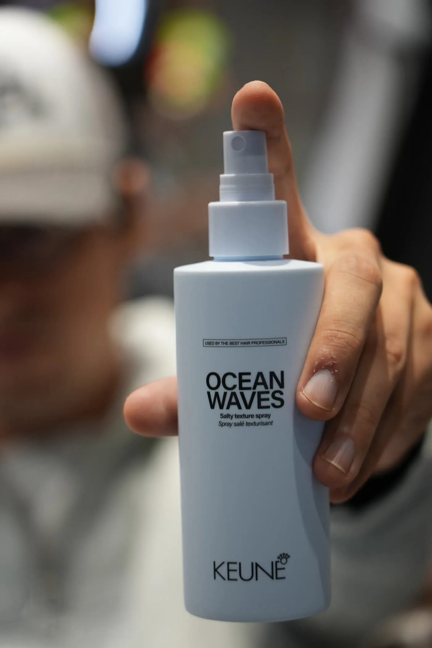 Photo réseaux sociaux : spray texturisant Keune Ocean Waves en main, en salon