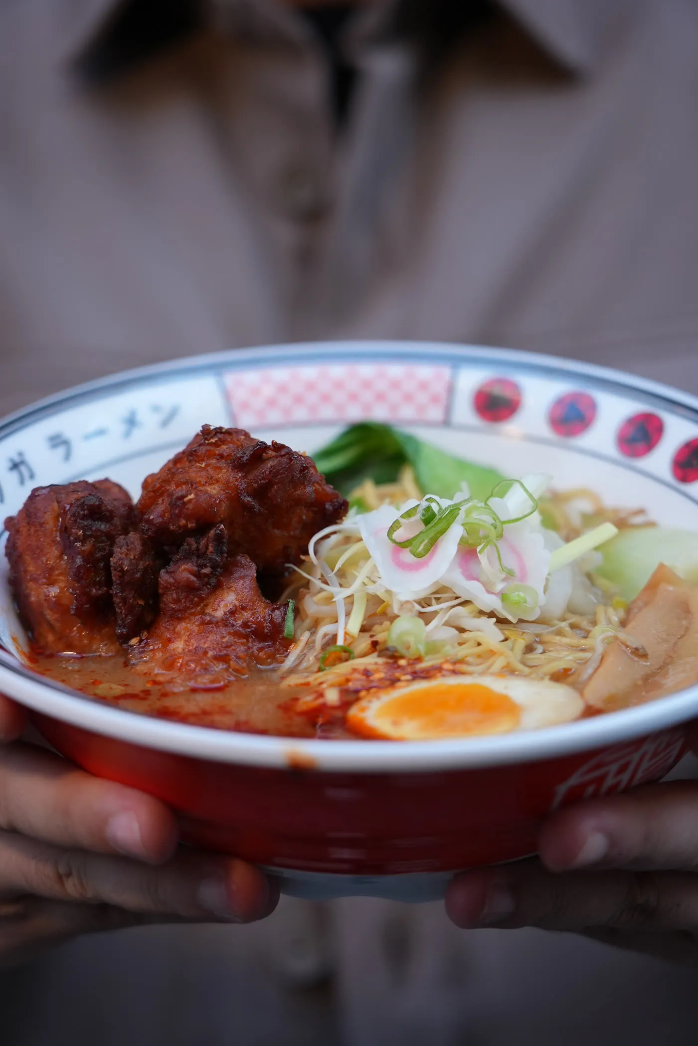 Photo réseaux sociaux : un bol de ramen au poulet frit tendu vers l’objectif